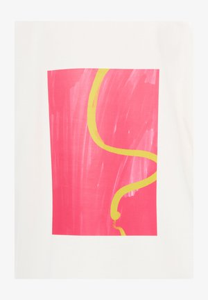 Weißer Stoff mit einem großen rosa Rechteck mit Pinselstrichtextur und einer auffälligen gelben, geschwungenen Linie, die durch die Mitte verläuft.