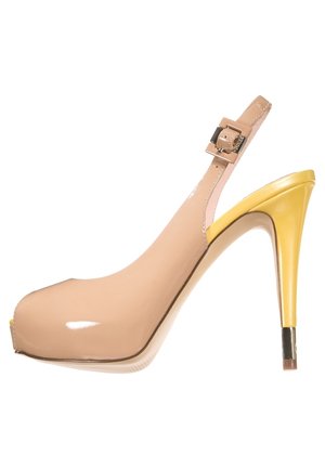 Beige laklæder slingback sko med høj hæl, gul stilet hæl og justerbar spændestrop.