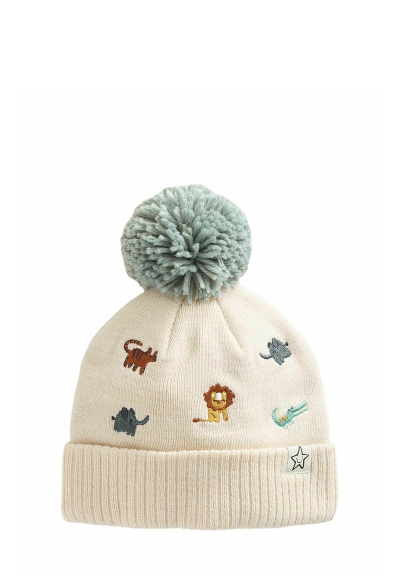 Crème gebreide beanie met een grote grijze pompon en kleine geborduurde dieren: tijger, leeuw, olifant, muis en krokodil.