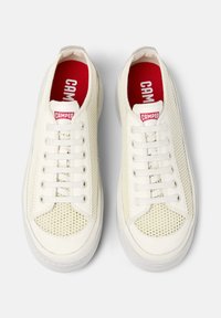 Sneaker bianche in rete con finitura liscia, dotate di sei fori per i lacci, punta rinforzata e soletta rossa con il marchio "CAMPER".