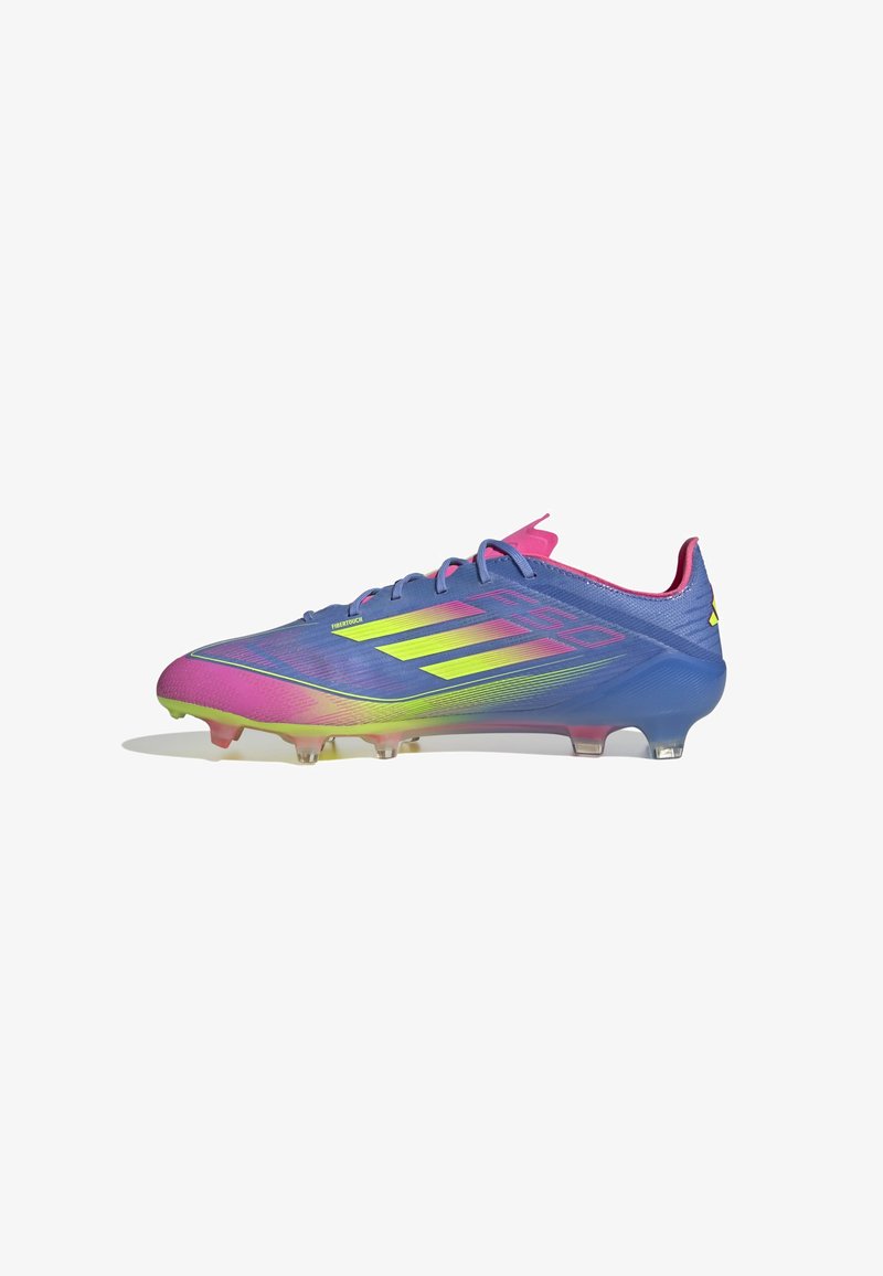 Blauwe voetbalschoenen met roze accenten, voorzien van een gestructureerde bovenkant, gele strepen en doorzichtige noppen op de zool voor betere grip.