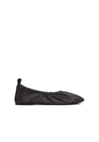Schwarze Lederballettschuhe mit gerafftem elastischem Rand, spitzer Zehenform und glatter Oberfläche. Sie zeichnen sich durch ein minimalistisches Design ohne sichtbare Beschläge aus.