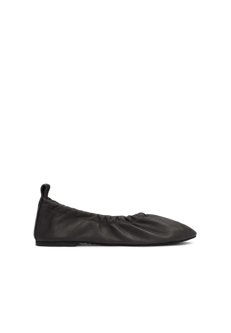 Schwarze Lederballettschuhe mit gerafftem elastischem Rand, spitzer Zehenform und glatter Oberfläche. Sie zeichnen sich durch ein minimalistisches Design ohne sichtbare Beschläge aus.