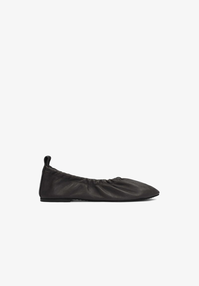 Schwarze Lederballettschuhe mit gerafftem elastischem Rand, spitzer Zehenform und glatter Oberfläche. Sie zeichnen sich durch ein minimalistisches Design ohne sichtbare Beschläge aus.