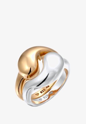 Tofarvet ring med sammenflettede former i poleret guld og sølv, med synlige metalrenhedsmarkeringer indvendigt.