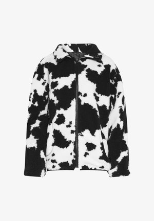Chaqueta de forro polar con estampado de vaca en blanco y negro, con cremallera frontal, cuello y bolsillos laterales, que presenta una tela suave y texturizada.