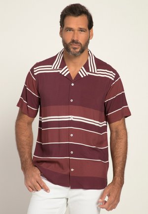 Camisa de manga corta abotonada en burdeos con rayas horizontales blancas, que cuenta con un cuello con muesca, tela suave y un corte relajado.