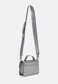 HVISK CRANE - Axelremsväska - grey chrome