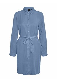 Vestito camicia blu chiaro realizzato in tessuto morbido, caratterizzato da un colletto, chiusura con bottoni, maniche lunghe e una cintura annodata in vita per una forma definita.