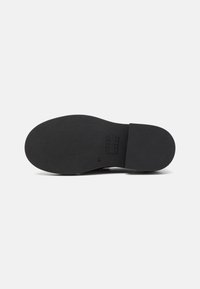 Tommy Jeans HARDWARE LOAFER ABRASIVATO - Scarpe senza lacci - black