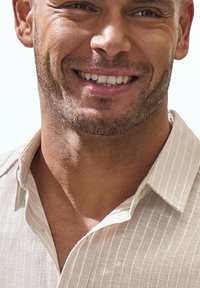 Helles beiges Leinhemden mit vertikalen weißen Streifen, kurzem Kragen und Knopfverschluss, das einen strukturierten Stoff und einen lässigen Schnitt zeigt.