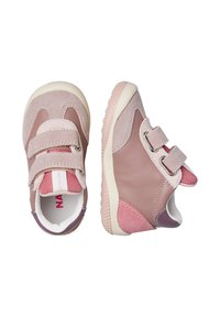 Zapatos para niños pequeños en rosa y morado, hechos de cuero y ante. Con correas de velcro, punta redondeada, suela de goma texturizada y forro suave para mayor comodidad.