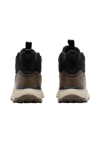 Scarpe da trekking marroni e nere con design alto, suole in gomma, linguette di trazione e materiali testurizzati per una maggiore aderenza e supporto.