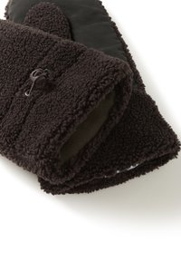 Hnedé rukavice s chlpatým vonkajším povrchom a hladkým vnútorným podšívkou, s čiernym akcentom a nastaviteľným uzáverom.