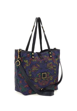 Borsa tote con motivo floreale viola, tracolla nera regolabile, due manici neri e dettagli color oro sulla tracolla e sulla toppa frontale.