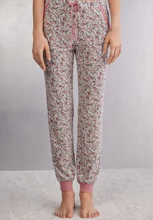 Bloemrijke pyjamabroek van zacht materiaal, met een rozenprint in roze en groen, voorzien van een roze trekkoord en manchetten bij de enkels.