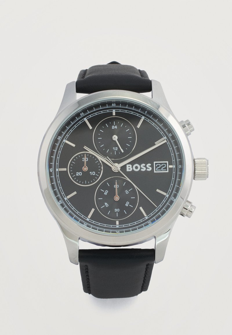 Ανδρικό ρολόι χειρός με μαύρο δερμάτινο λουράκι, μαύρο καντράν, ασημί θήκη, υποκαντράν χρονογράφου, ένδειξη ημερομηνίας και ασημί δείκτες που δείχνουν 10:09:37.