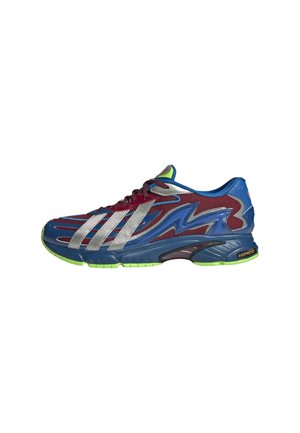 Blaue und rote Sportschuhe mit silbernen Streifen, ausgestattet mit einem strukturierten Design, grünen Akzenten und einer dicken Sohle für Dämpfung.