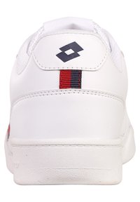 Białe sneakersy z gładkiej skórzanej cholewki, z czarnym logo oraz czerwonymi i granatowymi paskami na pięcie. Płaska gumowa podeszwa.