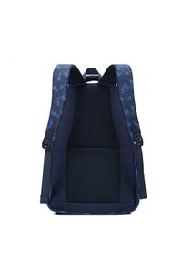 Zaino blu navy con spallacci decorati, pannello posteriore in rete per traspirabilità e spallacci regolabili per una vestibilità e comfort ottimali.
