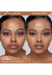 Før-og-etter sammenligning av en models ansikt, som viser jevn hud med en brunfarge i foundationfarge 11. Sminken fremhever naturlige ansiktstrekk.