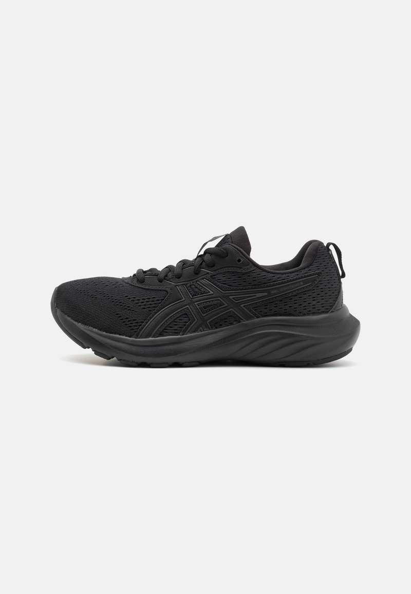 Sapatos atléticos pretos com uma parte superior em malha respirável, sola estruturada, bico redondo e superfície texturizada. Apresenta atacadores pretos e detalhes de logótipo.