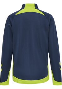 Chaqueta deportiva de color navy con cuello alto, detalles en verde lima en los hombros y el dobladillo, tejido texturizado y mangas largas. Cuenta con detalles de malla.