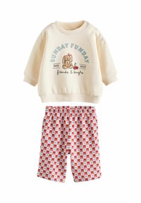 Cremiger Sweatshirt mit Hasen-Grafik und dem Text "SUNDAY FUNDAY", kombiniert mit rot-blau gemusterten Shorts mit Quadraten und Bären.
