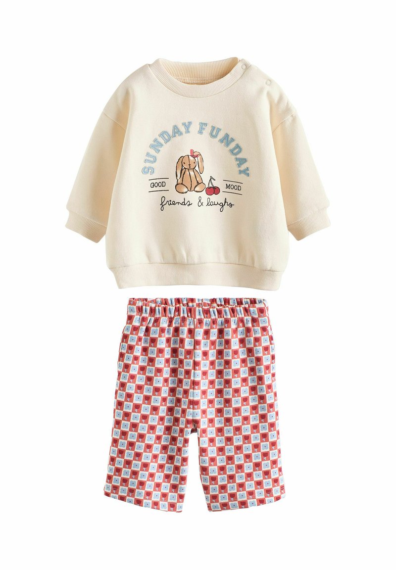 Cremiger Sweatshirt mit Hasen-Grafik und dem Text "SUNDAY FUNDAY", kombiniert mit rot-blau gemusterten Shorts mit Quadraten und Bären.