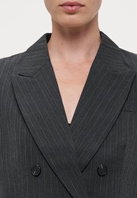 Vero Moda Tall VMSILJE PINSTRIPE - Σακάκι - dark grey melange