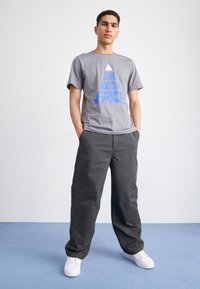 The North Face MOUNTAIN PLAY TEE - Triko s potiskem - smoked pearl