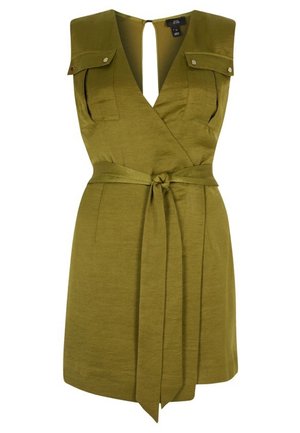 Robe portefeuille vert olive avec un décolleté en V profond, des pattes d'épaule et une ceinture à nouer. Texture lisse et design longueur genoux.