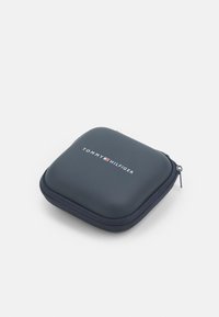 Tommy Hilfiger juodas užtrauktuku uždaromas dėklas kvadratinės formos, lygia matinė tekstūra ir logotipas, pavaizduotas balta ir raudona spalvomis.