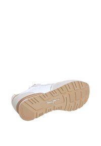 Witte sneaker met beige suède accenten, textuur rubberen zool en "Pepe Jeans" branding aan de zijkant, met vetersluiting en logo detail.