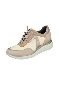 Zapatilla casual beige y crema con cordones, con acentos metálicos, suela acolchada y puntera redondeada, mostrada en un ángulo lateral ligero sobre un fondo blanco.