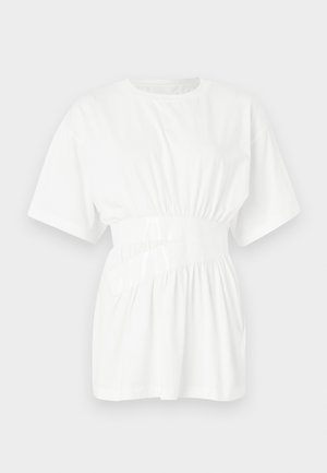 Biała koszulka z krótkim rękawem wykonana z gładkiej bawełny. Posiada marszczony pas z błyszczącym paskiem oraz okrągły dekolt. Prosty design.