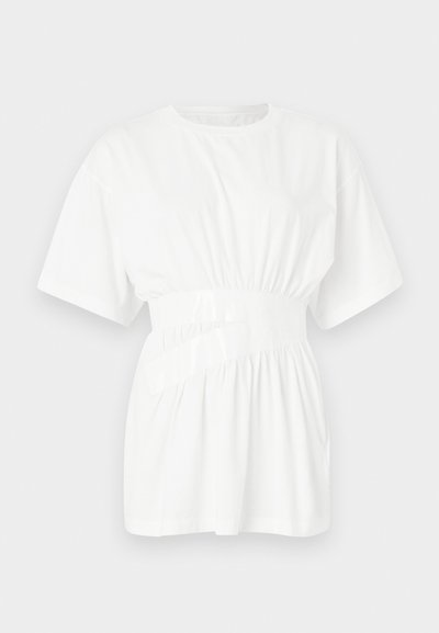 Balta trumpa rankovėmis marškinėliai, pagaminti iš lygaus puošnaus medvilnės. Savybės: suskleista juosmens linija su blizgiu diržu ir apvaliu kaklu. Paprastas dizainas.