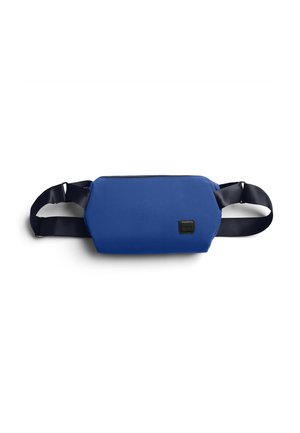 Sac banane en tissu bleu avec sangle réglable noire et fermeture éclair, présenté sur un fond blanc.