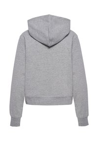 Grå hoodie med en stor, rund huva. Tillverkad av mjukt, strukturerat material. Har ribbade ärmslut och en kortad design vid midjan.