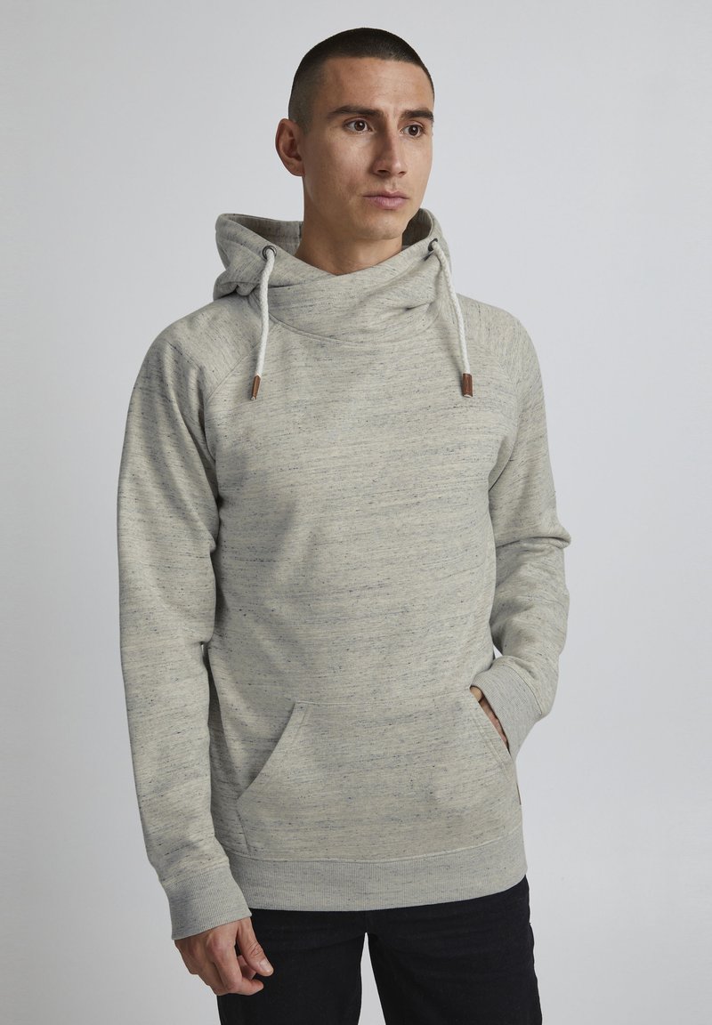 Sweatshirt à capuche gris clair avec un motif texturé, un cordon de serrage, une poche avant et des poignets côtelés. Il dispose d'une coupe décontractée et d'un tissu doux.