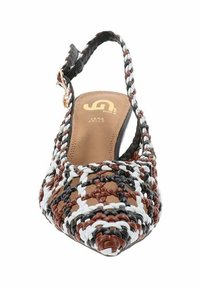 Chaussure à dos-nu tissée arborant un motif brun, noir et blanc. Le design à bout pointu comprend une semelle intérieure rembourrée et une sangle ajustable.