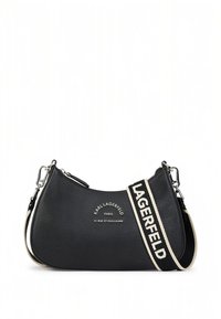 Svart skinnveske med en buet form, med en logo og tekst foran. En kontrasterende stropp med "LAGERFELD" er festet.