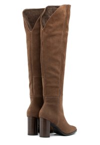 Botas de ante marrón por encima de la rodilla con punta redonda, un diseño elegante y tacones de bloque. Forro interior visible en la apertura superior.