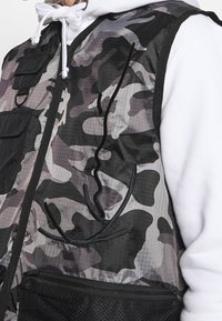 Karl Kani Väst - black