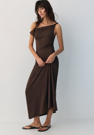 PULL&BEAR ASYMMETRIC - MIDI DRESS - Vestito casual - mottled brown