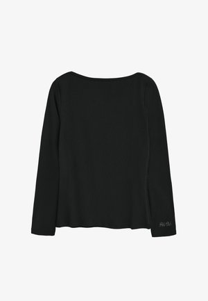 Maglietta nera a maniche lunghe con scollatura a barchetta, texture a costine e orlo leggermente svasato. Presenta un ricamo del logo sulla manica inferiore.