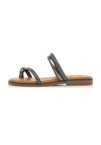 Sandalias planas con dos tiras metálicas adornadas con strass. La suela es marrón, con una textura suave y un diseño minimalista.