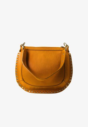 Mosterdgele leren schoudertas met voorvak en zilverkleurige metalen studs langs de gebogen onderkant en zijkanten.