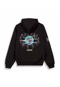 Czarna bluza z kapturem z dużą grafiką globu otoczonego abstrakcyjnymi postaciami na plecach, z napisem "grimey" u dołu.