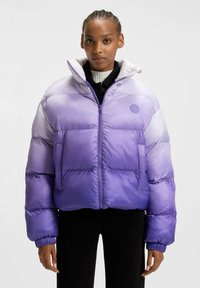 Lilla gradient puffer jakke med høj krave, lynlåslukning og elastiske manchetter. Har et patch-logo på brystet og en blød tekstur.